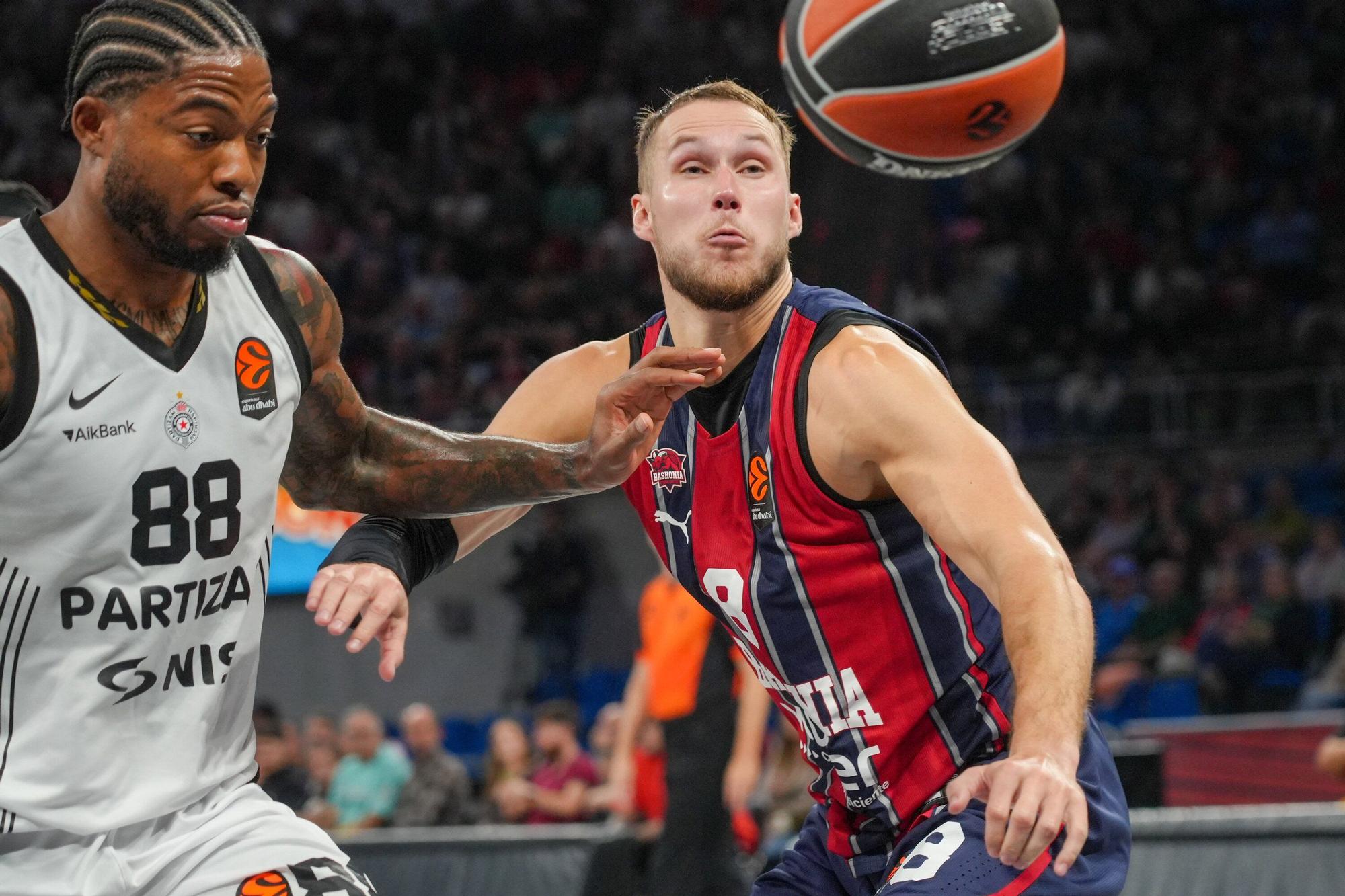 Todas las fotos del Baskonia-Partizan en el Buesa Arena