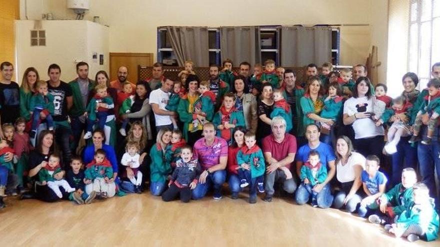 La quinta de 2017, con 30 niños y niñas invitados, se realizó una foto de familia después de recibir los pañuelos de fiestas.