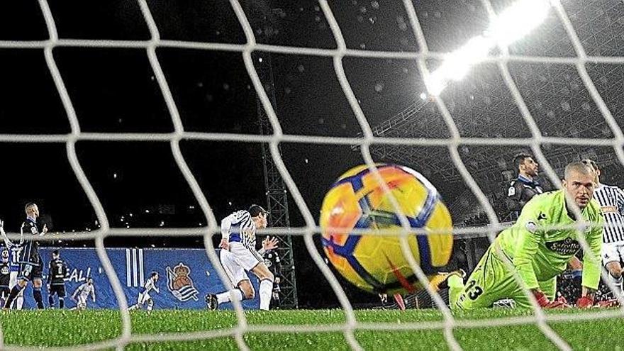 Illarramendi anota el gol de falta que supera al portero Rubén, que mira fijamente el balón mientras los realistas acuden a celebrar el tanto.