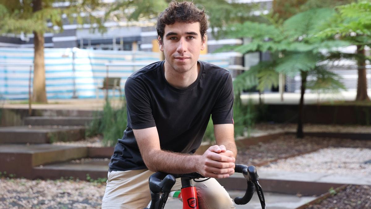 Aguirre posa con su bicicleta en Donostia, antes de iniciar la entrevista. Aguirre posa con su bicicleta en Donostia, antes de iniciar la entrevista.