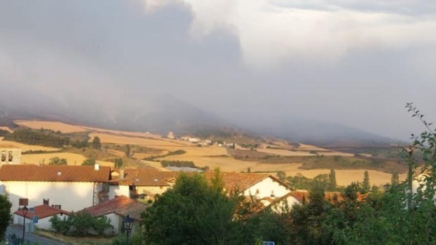 El incendio de Ezcabarte obliga a desalojar las localidades de Navaz, Usi y Anoz