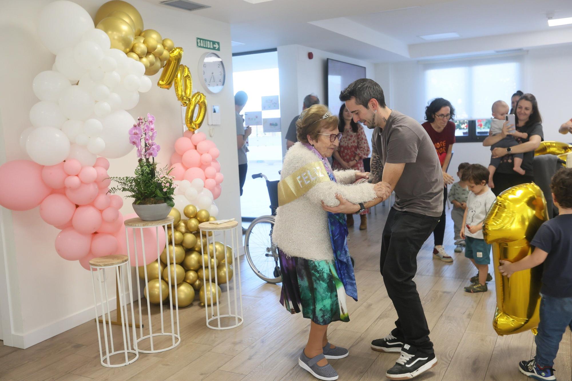 En imágenes: María Purificación López de Viñaspre celebra un siglo de vida rodeada de familiares, amigos y personal en la residencia Betania Garden