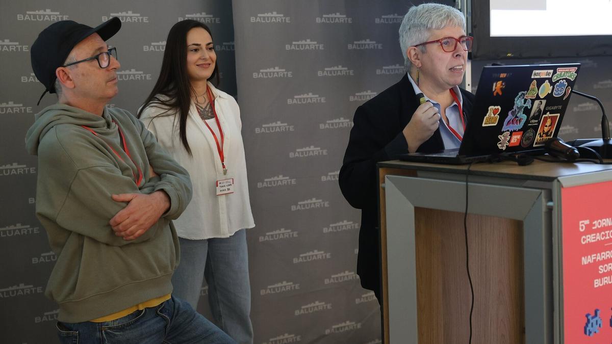 De i a d, Iñaki Huarte, director de la empresa navarra Ouiplay; Tania Luna, modeladora 3D del juego de realidad aumentada ‘Virus Río Arriba’; y Bakarne Atxukarro, de la MCP, durante la presentación del proyecto en Baluarte.