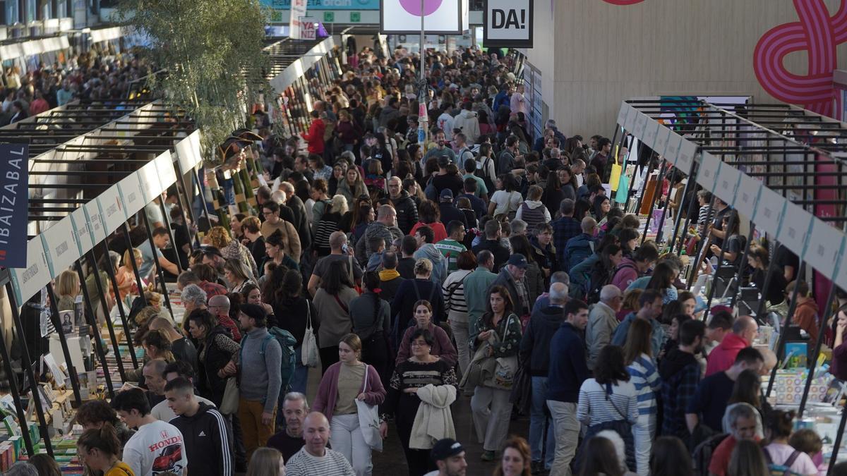 Público en la feria.
