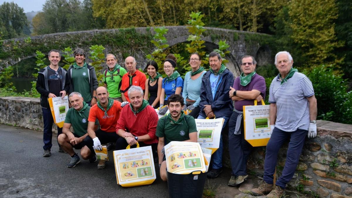 El grupo de personas voluntarias de Bera que se animó a ayudar en el auzolan.