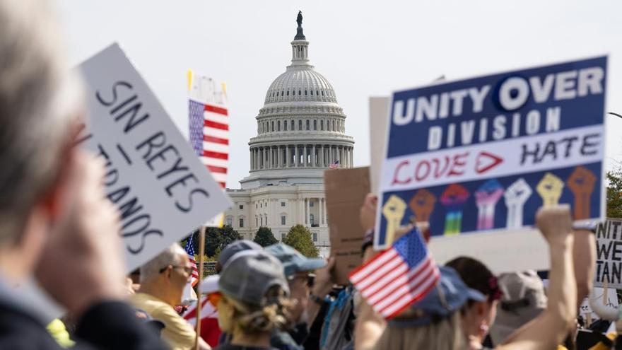 Miles de estadounidenses se concentran contra Trump: &quot;No queremos reyes&quot;
