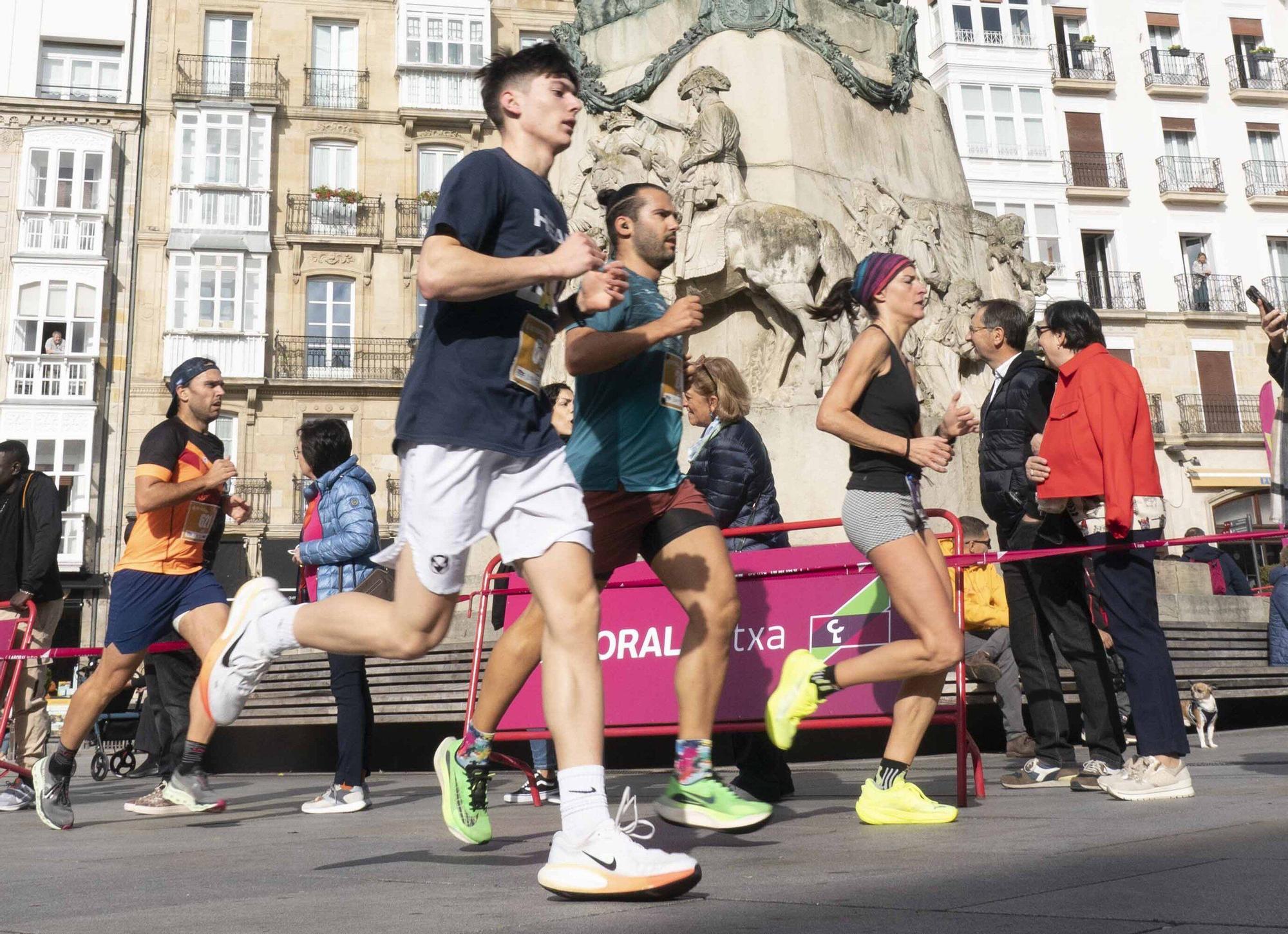 En imágenes: Un millar de corredores atraviesan la almendra