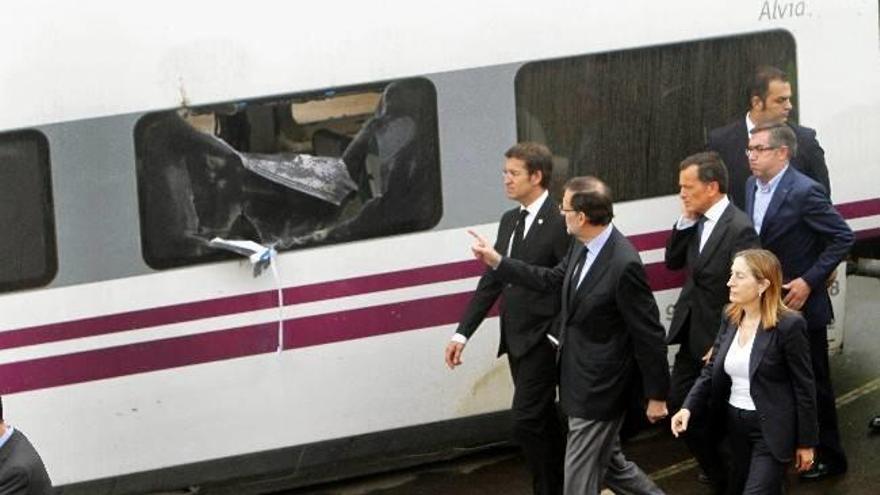 El presidente del Gobierno, Mariano Rajoy, junto a la ministra Ana Pastor y el presidente de Galicia, Alberto Núñez Feijóo, durante su visita al lugar de Santiago de Compostela donde descarriló un tren.