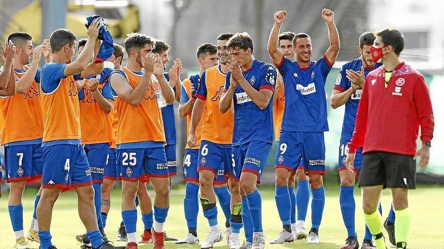 Los jugadores del Amorebieta celebran su primera victoria en LaLiga SmartBank. Foto: Borja Guerrero