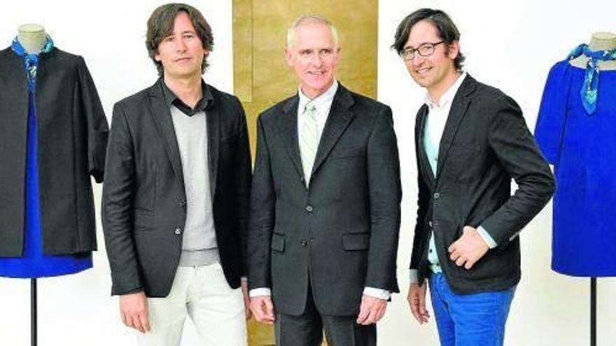 Juan Ignacio Vidarte posa con los hermanos Muñoz delante de los nuevos uniformes.