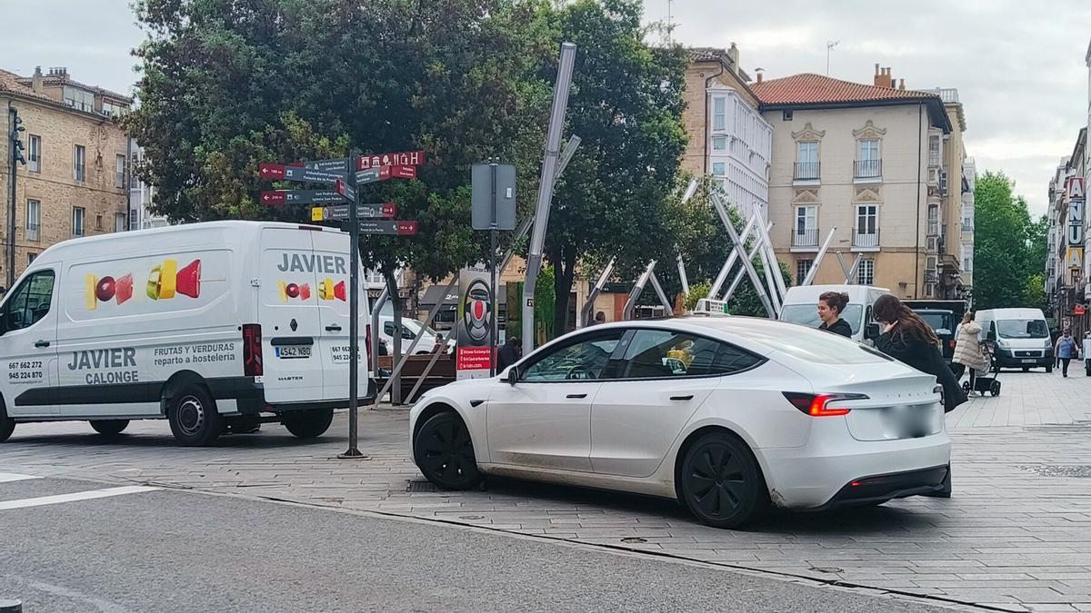 Un taxi eléctrico circula por Vitoria.