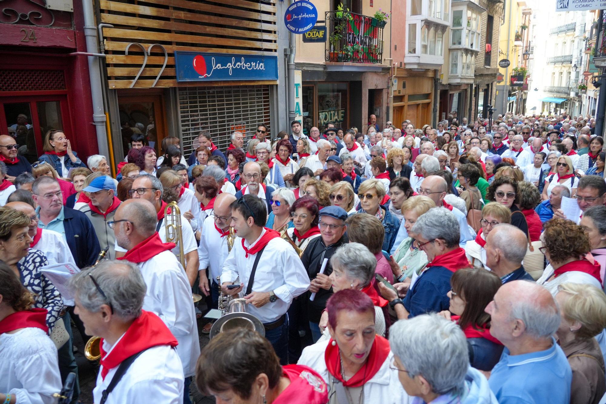 En imágenes: Los auroros despiertan a Vitoria con sus canciones