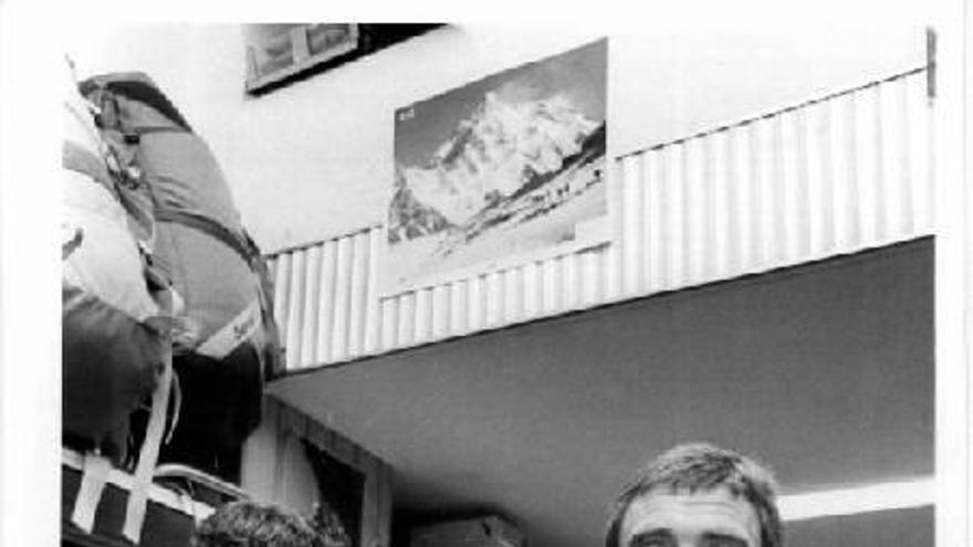 En la foto de la izquierda: Josema Casimirio (i) y Mari Ábrego posan sonrientes en una tienda de material de montaña, en el año 1988. Sobre estas líneas, Gregorio Ariz, ocho años después de la ascensión al Chogolisa. Fotos: Archivo
