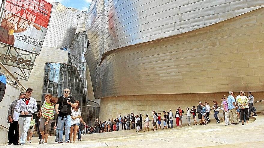 Vista exterior del Museo Guggenheim Bilbao, la cifra de 2022 supone un incremento del 43% con respecto al año anterior, afectado por la pandemia.