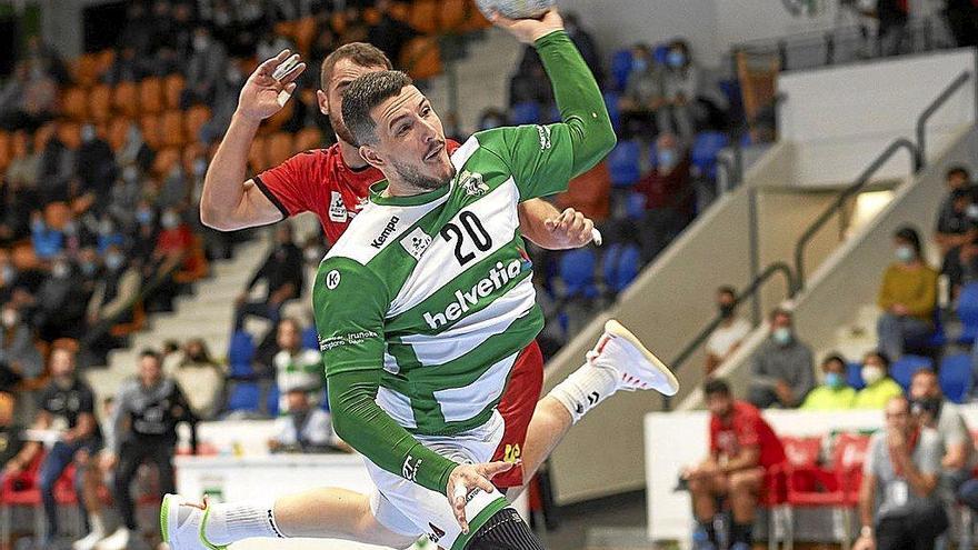 Arthur William de Souza, lanzando a portería en el partido contra el Bada Huesca. Foto: Iñaki Porto