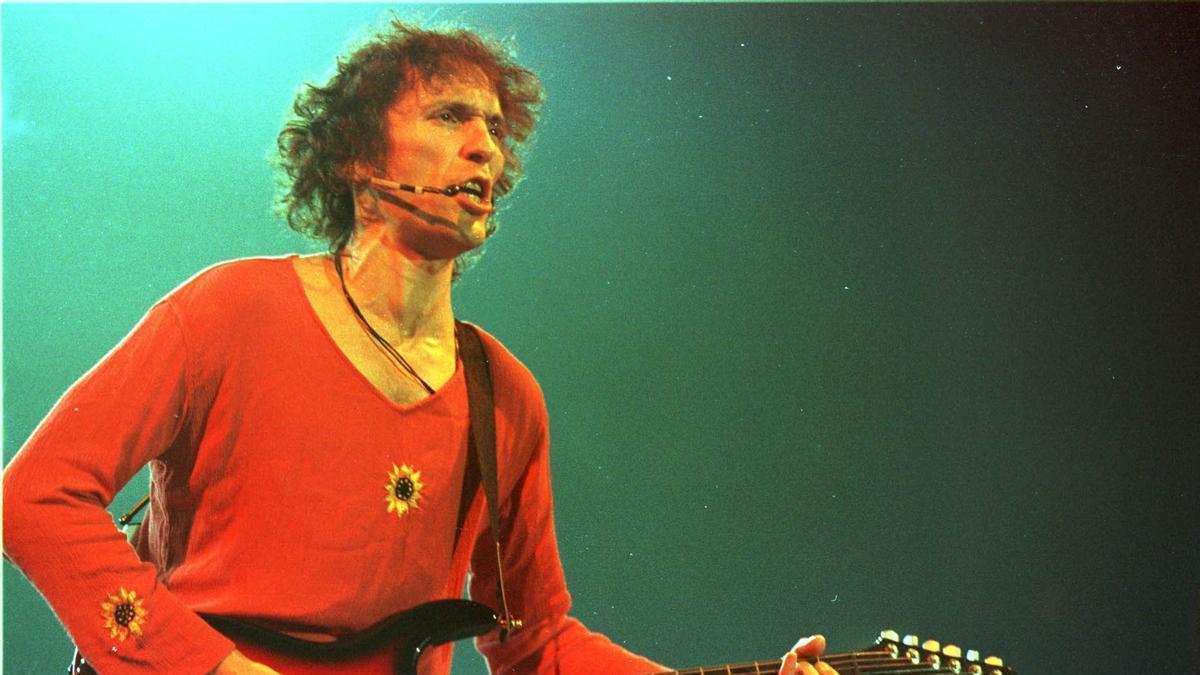 Robe Iniesta, en el Anaitasuna en 1999.