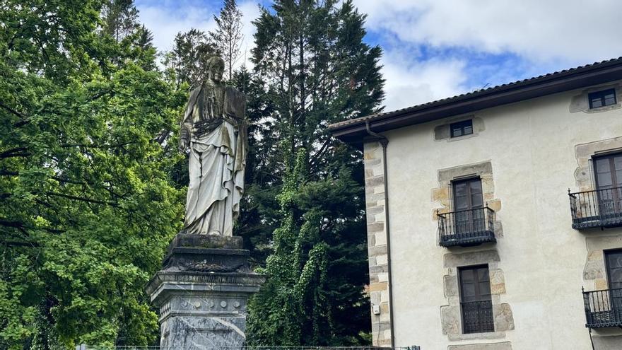 Durango restaurará la cruz de Pinondo y la escultura de Pablo Pedro Astarloa