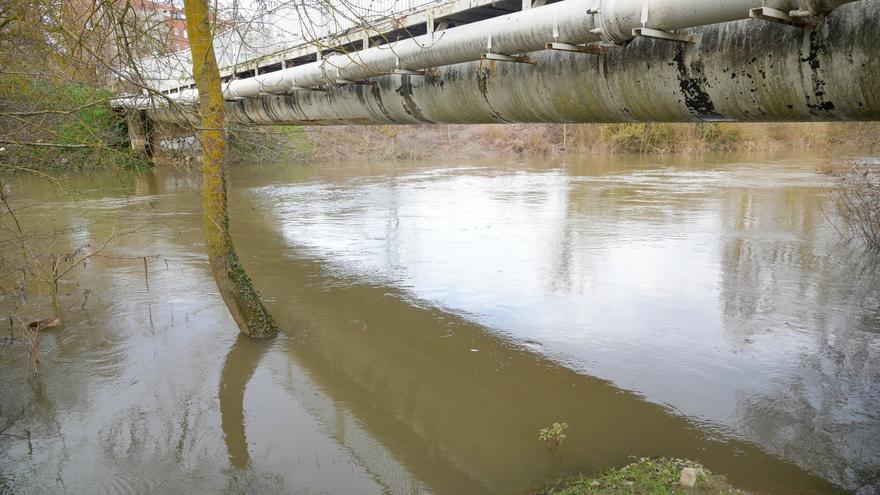 El desembalse de Ullibarri vierte 45 metros cúbicos por segundo