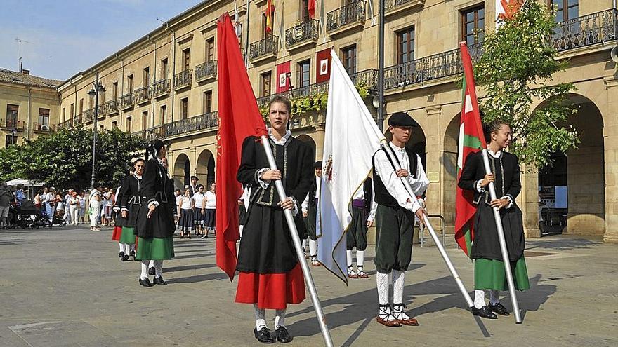 El grupo de dantzaris de Tafalla lidera la comitiva tras la comparsa de Gigantes, Kilikis y Cabezudos. 
