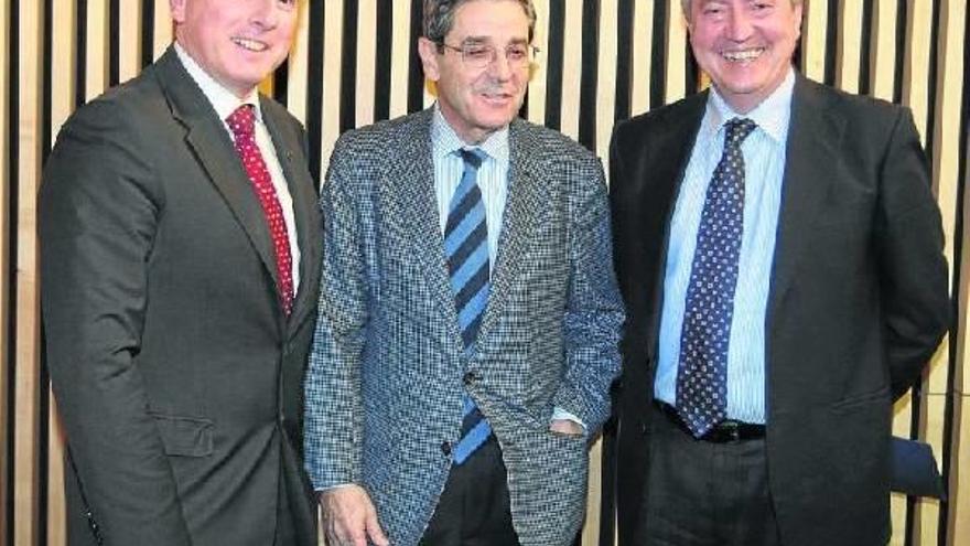 Xabier Iturbe, Mario Fernández y Carlos Zapatero están a punto de cerrar el acuerdo de integración de las cajas.
