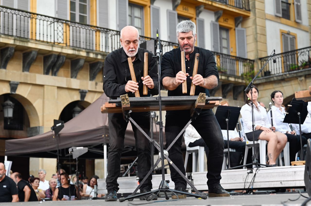 Alarde de Txistularis en la plaza de la Constitución