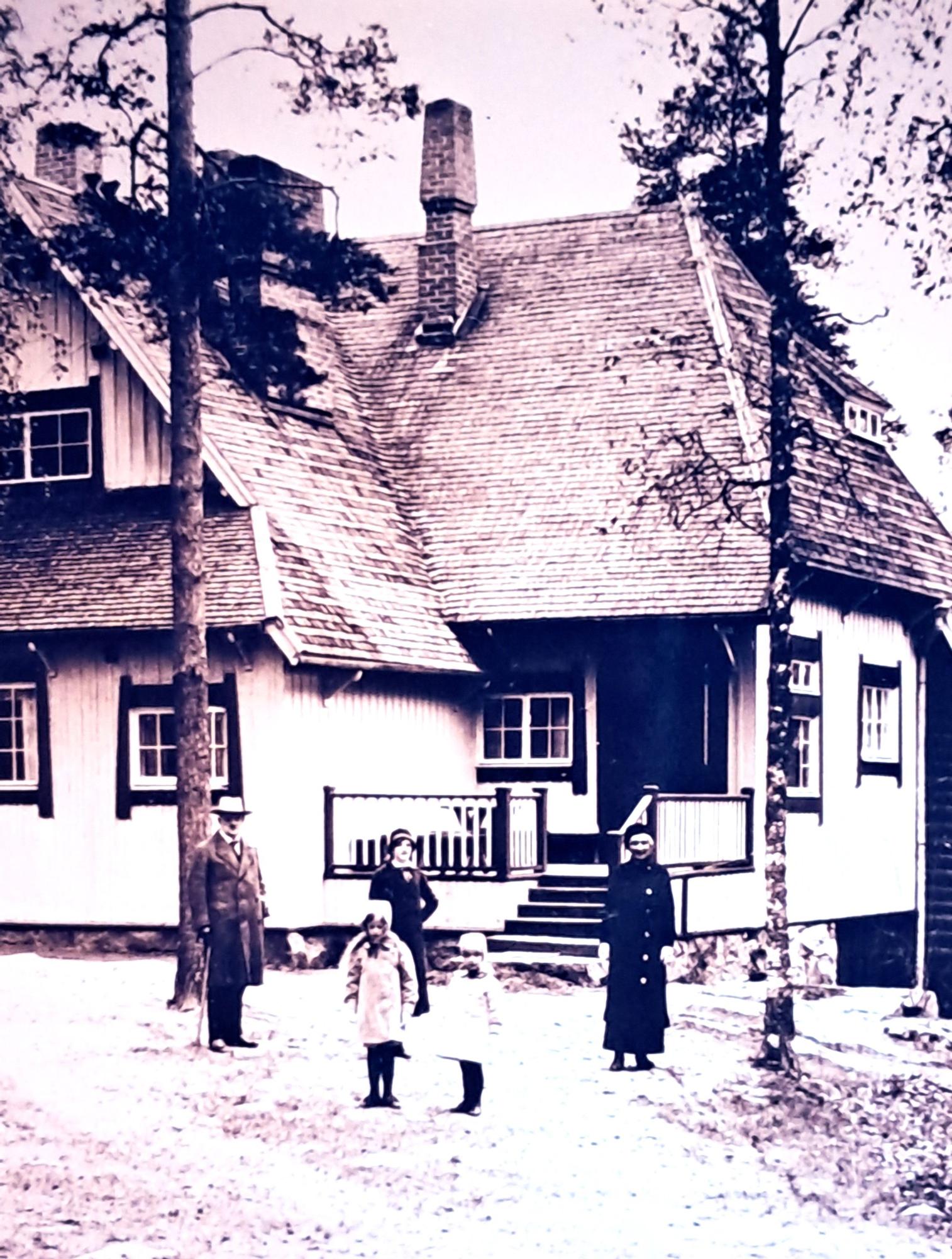 Jean Sibelius y su familia ante su casa.
