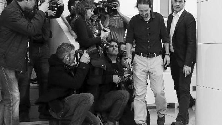 Iglesias y Sánchez tuvieron que abrirse paso entre los periodistas y reporteros gráficos.