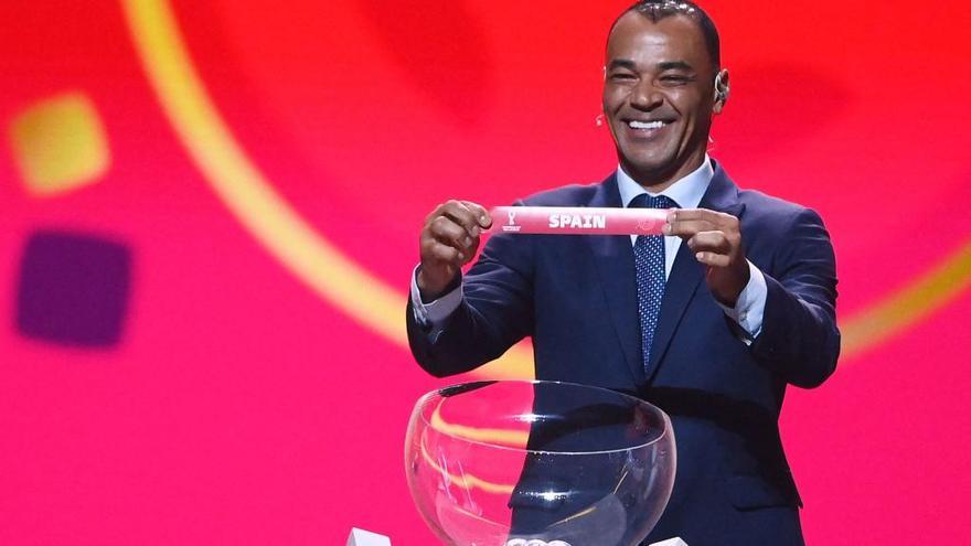 El brasileño Cafu muestra el nombre de la selección española durante el sorteo.