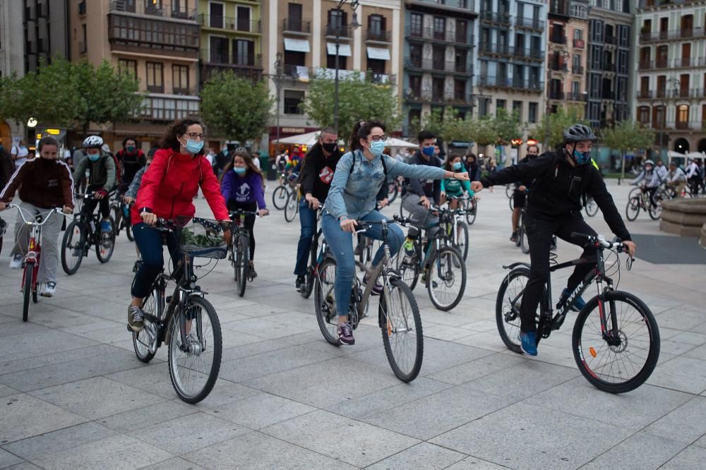 Gente reunida antes de iniciar la marcha denominada "Masa crítica", un movimiento global que, una vez al mes, reivindica de forma festiva el espacio de la bicicleta en las ciudades.