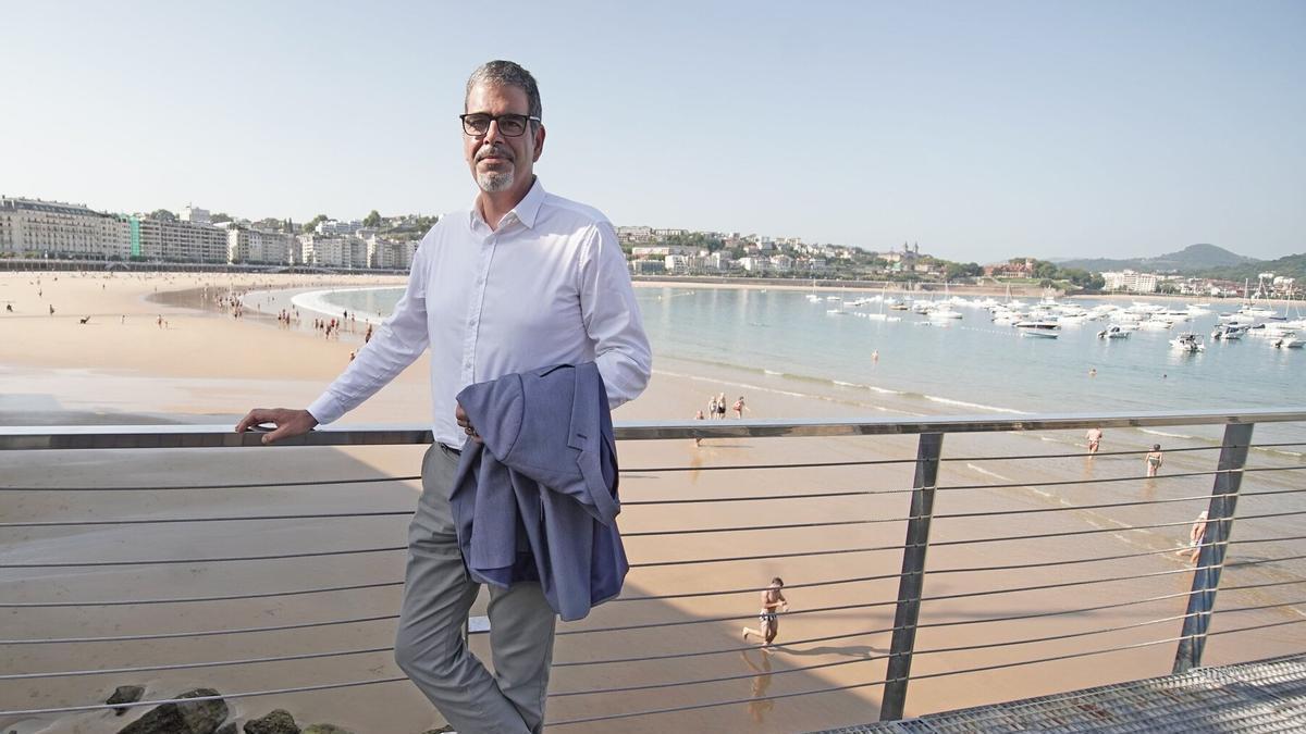 El alcalde de Donostia, Eneko Goia, junto al Náutico