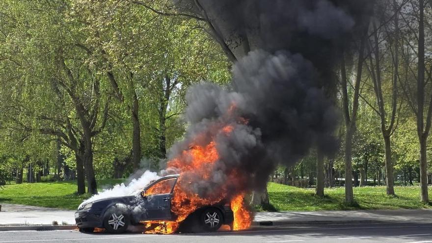 Arde un coche en Gasteiz provocando una gran columna de humo