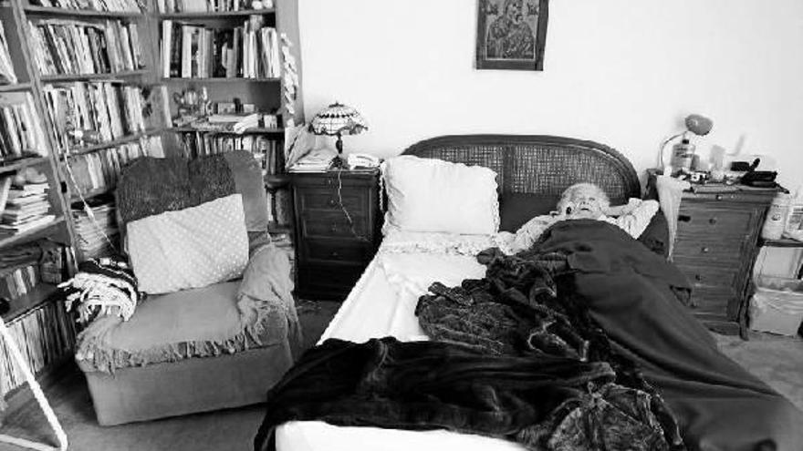 Por su delicado estado de salud, Fernando del Paso atendió ayer a la prensa desde la cama de su habitación en su casa.