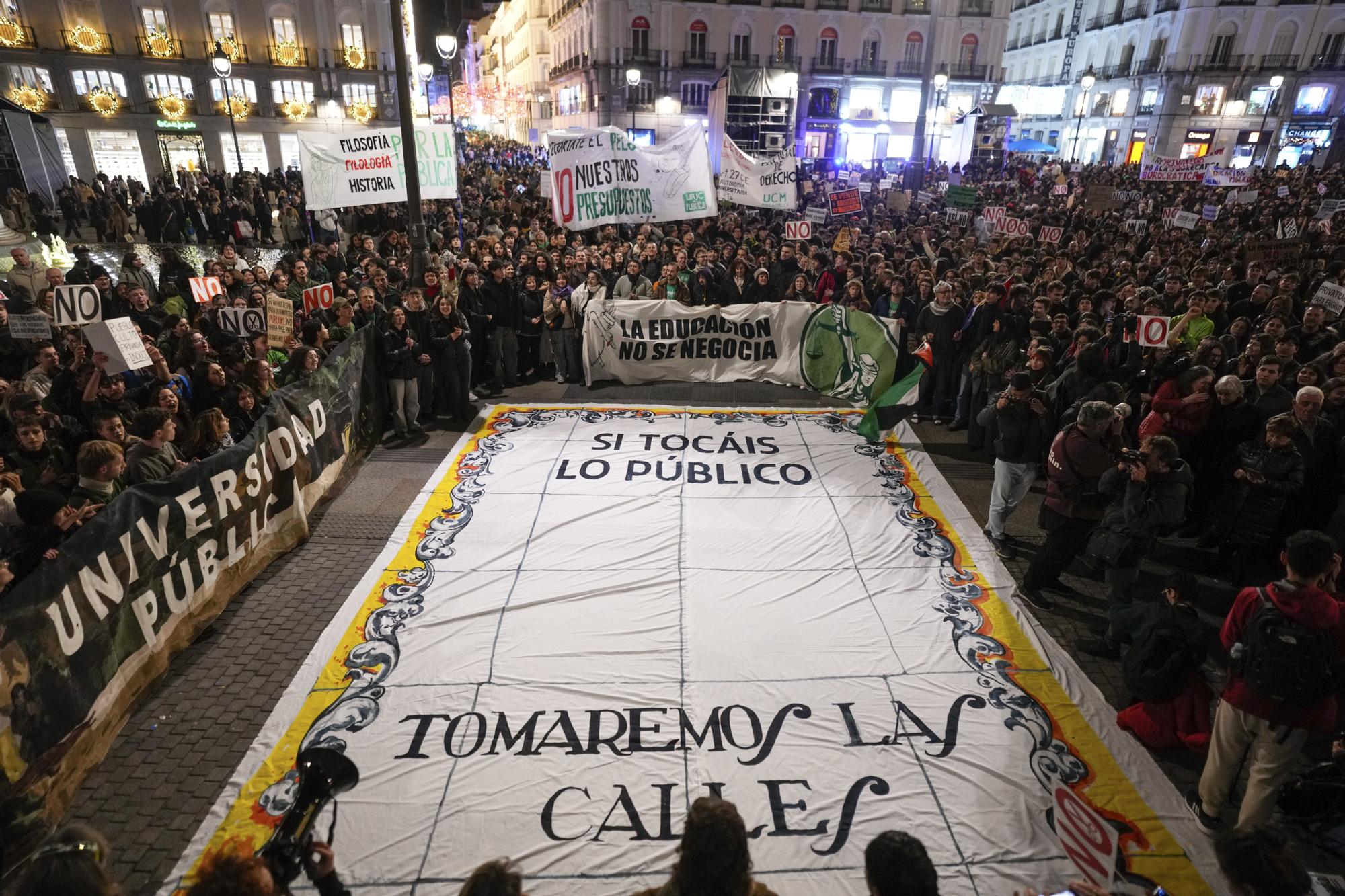 En imágenes: Miles de personas se manifiestan en Madrid contra la &quot;asfixia&quot; de las universidades públicas: &quot;Ayuso privatiza, la uni agoniza&quot;