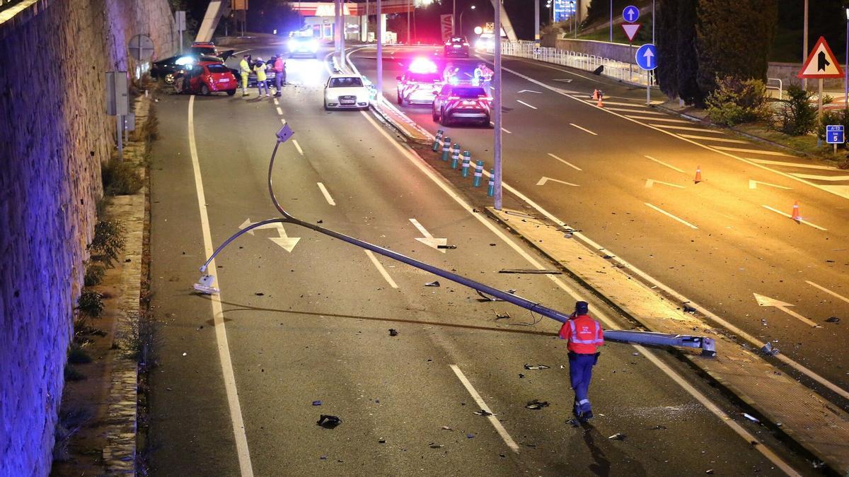 El conductor ha colisionado con una farola al saltar la mediana.