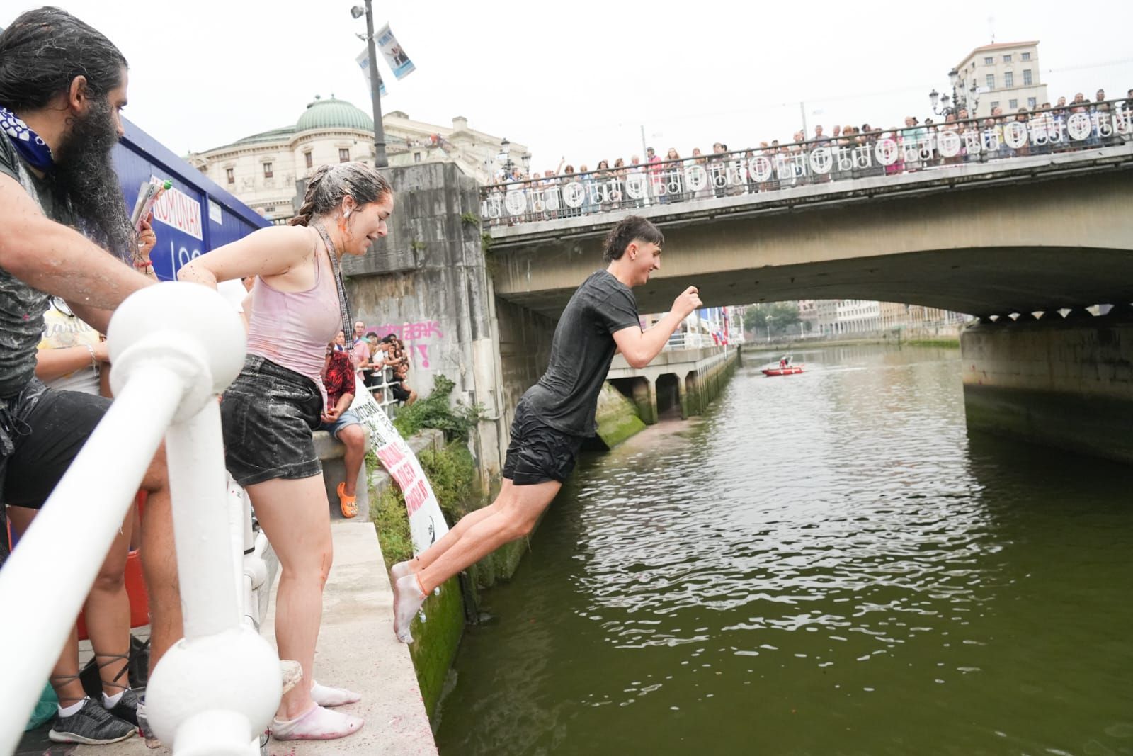 En imágenes: chapuzón en la ría de Bilbao tras el txupin