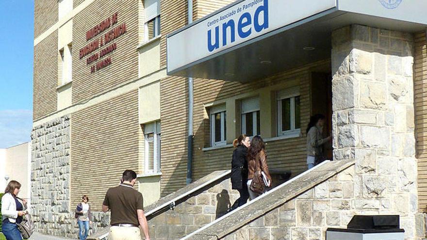 Fachada de la UNED en Pamplona.