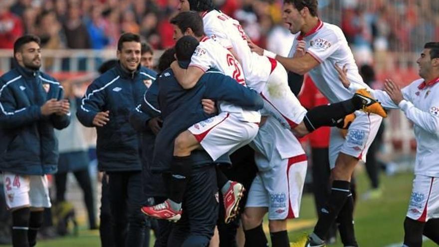 El Sevilla sigue la escalada pero sufre ante el Rayo