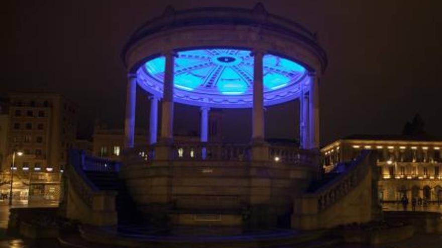 El quiosco de la Plaza del Castillo se ilumina este viernes de color azul oscuro por el Día Mundial del Síndrome de la Fatiga Crónica Severa