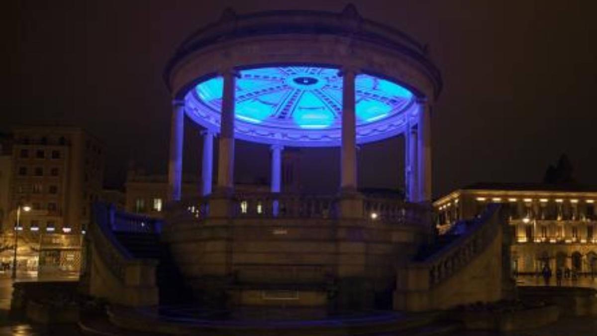 Imagen del quiosco de la Plaza del Castillo iluminado.