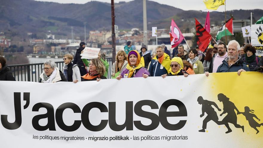 Piden multas a seis acusados de ayudar a migrantes durante Korrika