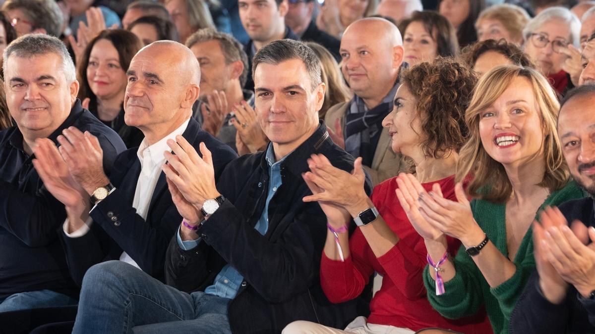 El presidente del Gobierno español y líder del PSOE, Pedro Sánchez, junto a destacados dirigentes socialistas, el pasado sábado en Sevilla.