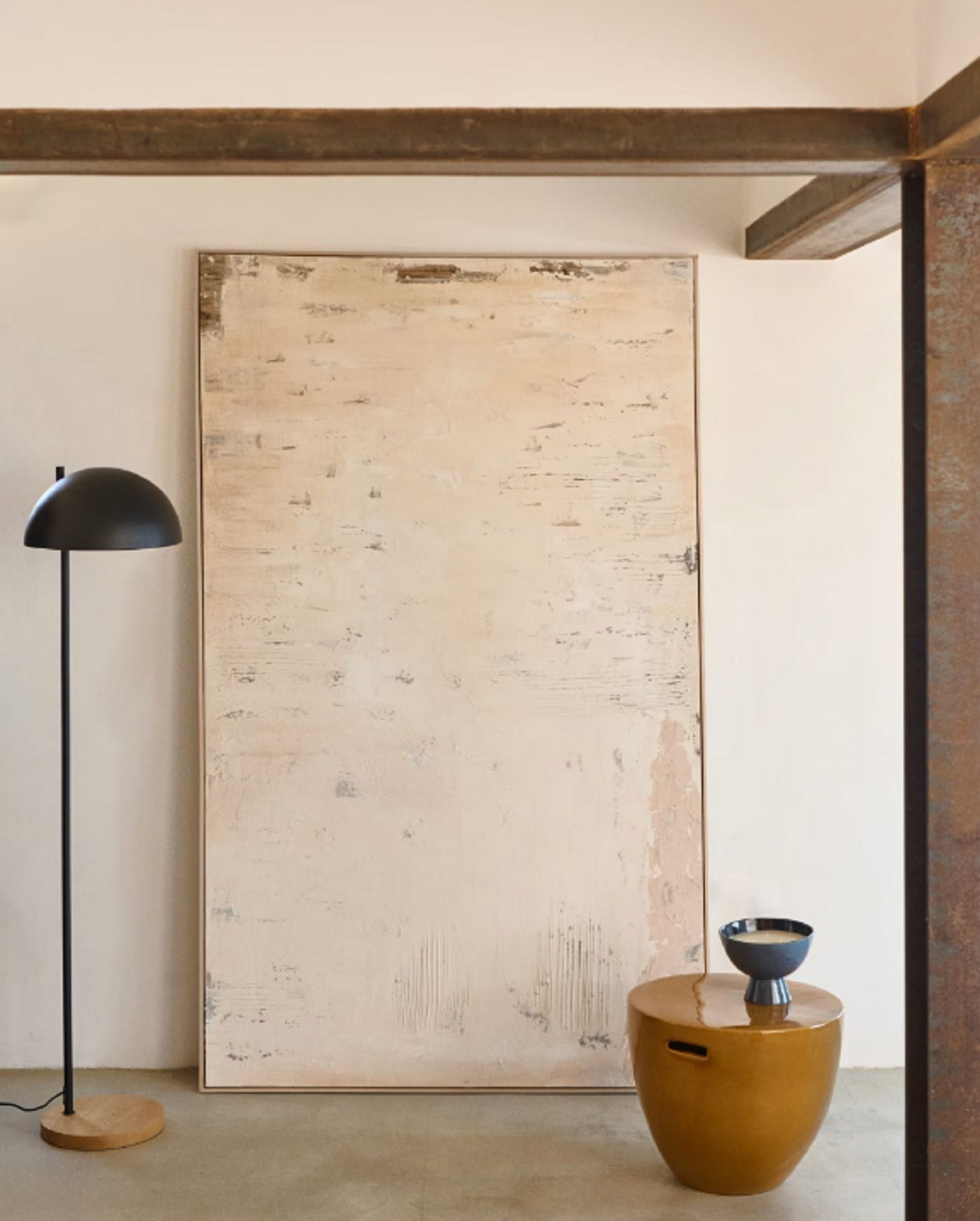 Un cuadro apoyado en el suelo aporta un aire bohemio a la estancia.