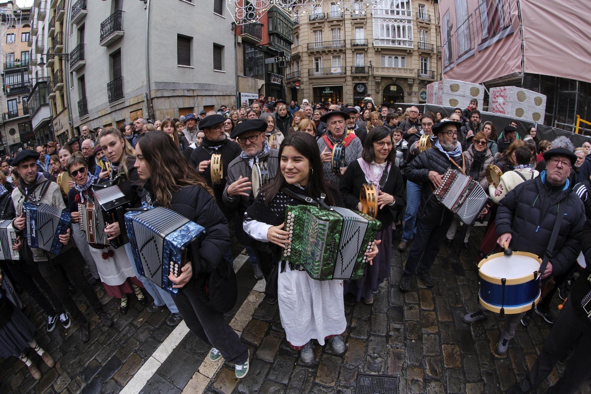 Fotos del homenaje a la estatua que corona el monumento que se erigió hace más de 100 años recordando la lucha popular en el Día de Navarra