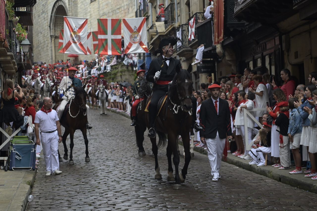 El Alarde desfila por las calles de Hondarribia