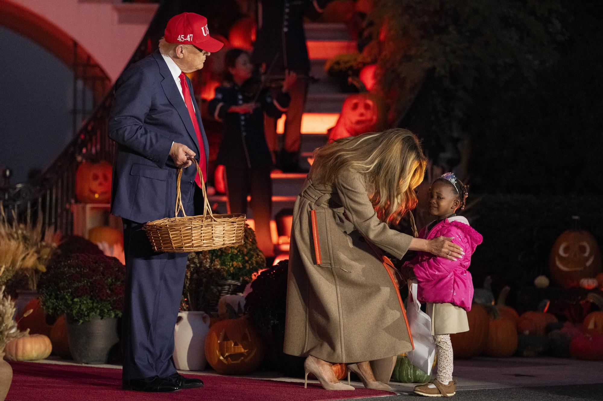 Melania y Trump se rinden ante Halloween: dulces, niños y calabazas en la Casa Blanca