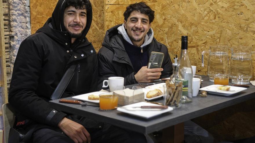 Younes Oulahri, una de las personas sin hogar acogidas en Katakrak: "Llevaba meses sin dormir caliente y seguro"