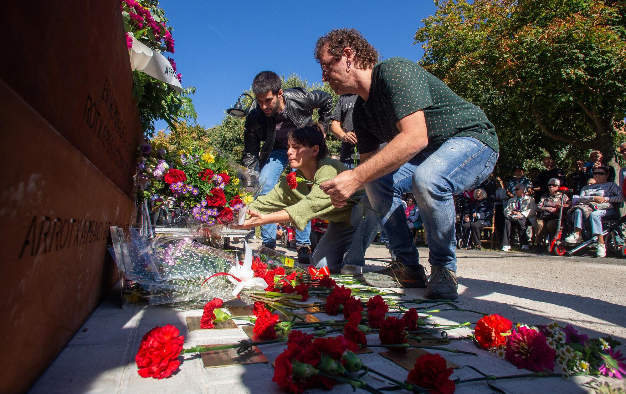 Inauguración del monumento en homenaje a las víctimas de la represión franquista en la Rochapea