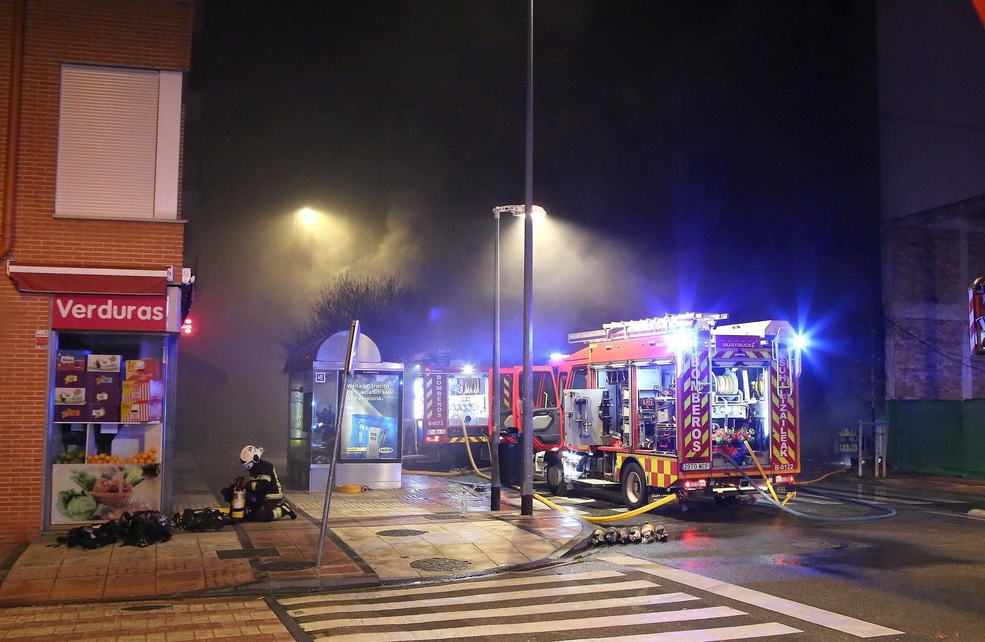 Fotos del incendio de un bazar en la Rochapea
