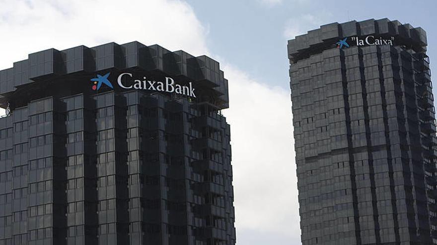 Imagen de las dos torres que componen la sede central de CaixaBank.
