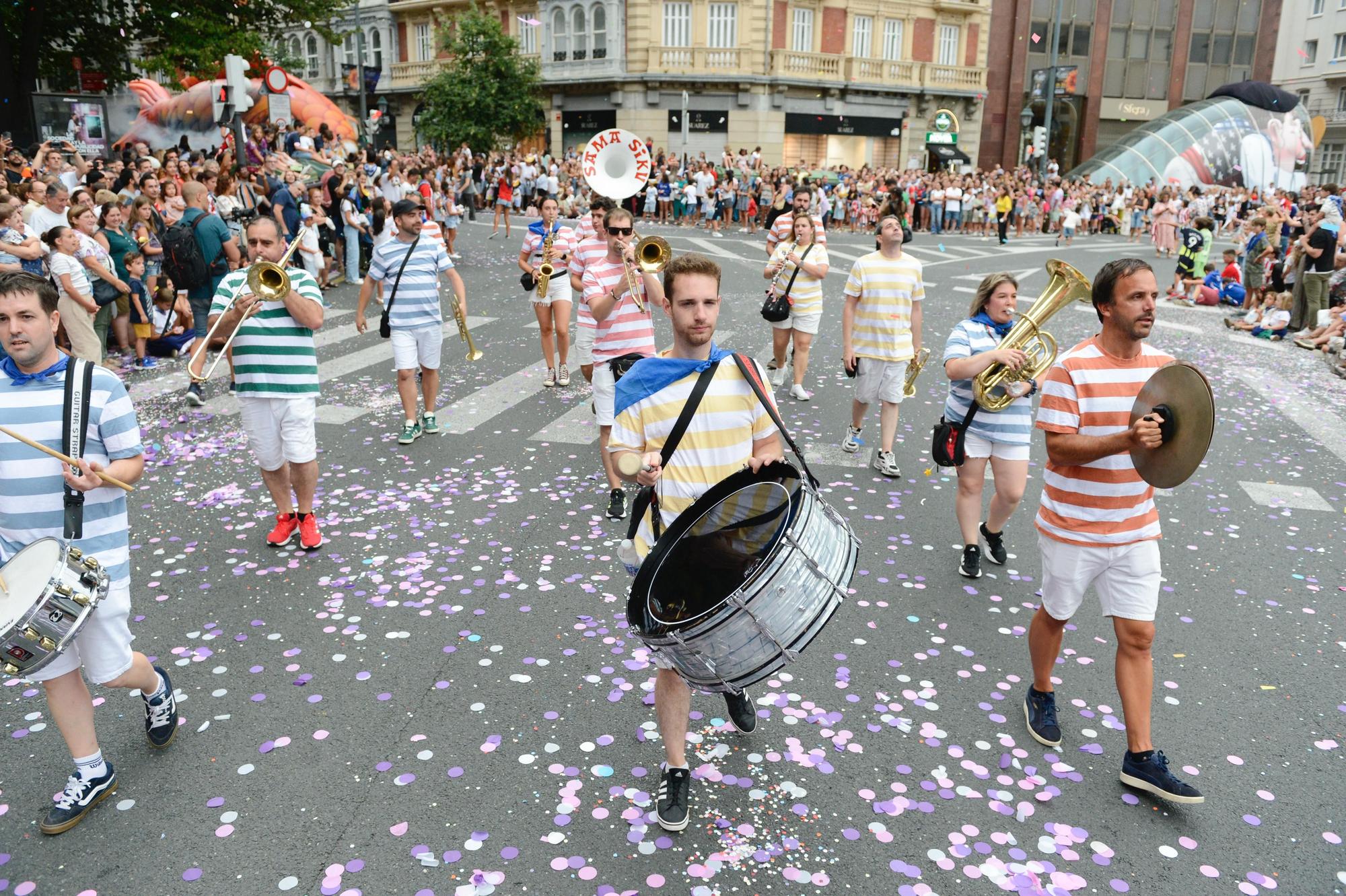 En imágenes: Bali y su séquito recorren Bilbao ante la mirada de miles de personas